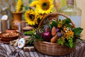 cesta com vegetais orgânicos na grama verde e flores. ao ar livre. vegetais recém-colhidos. vegetais crus em cesta de vime cesta com legumes e flores foto