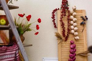 gengibre e alho em uma mesa de madeira foto