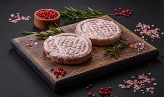 bolas de carne crua com especiarias e ervas ou crepinette foto