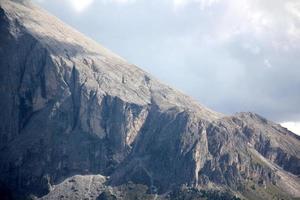 dolomitas - uma cordilheira nos Alpes orientais foto