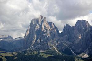 dolomitas - uma cordilheira nos Alpes orientais foto