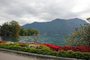 em um parque às margens do lago de garda, na itália. foto