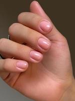 manicure em estilo nude. mãos femininas com linda manicure francesa rosa natural. close-up, foco seletivo. spa, cuidados com a pele, tratamentos de beleza, salão de beleza foto