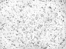 gel com ácido hialurônico. fundo branco com bolhas de oxigênio creme cosmético com bolhas de oxigênio foto