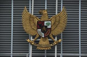 jacarta, indonésia - 21 de janeiro de 2023 - burung garuda lambang negara indonésia e pancasila. emblema do estado da indonésia em gelora bung karno stadion. foto
