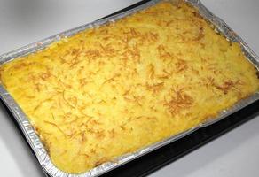 schotel de macarrão caseiro ou caçarola de macarrão é um prato de macarrão cozido e uma mistura de ovo, cenoura e leite com carne e queijo. foto