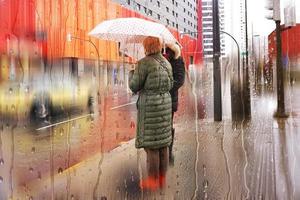 bilbao, vizcaya, espanha, 2023 - pessoas com guarda-chuva em dias chuvosos na cidade de bilbao foto