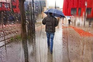 bilbao, vizcaya, espanha, 2022 - pessoas com guarda-chuva em dias chuvosos na cidade de bilbao foto