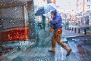 bilbao, vizcaya, espanha, 2023 - pessoas com guarda-chuva em dias chuvosos no inverno, bilbao, espanha foto