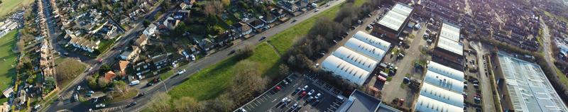 bela vista aérea da cidade de Luton, na Inglaterra, pouco antes do pôr do sol foto