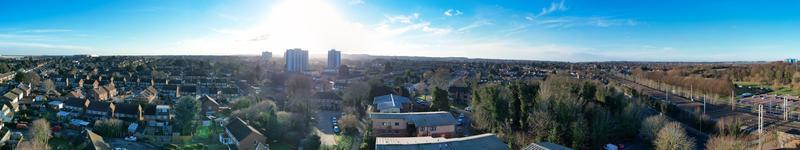 bela vista aérea da cidade de Luton, na Inglaterra, pouco antes do pôr do sol foto