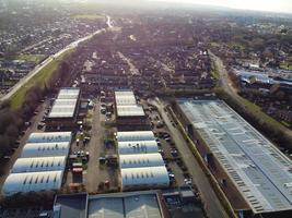 bela vista aérea da cidade de Luton, na Inglaterra, pouco antes do pôr do sol foto