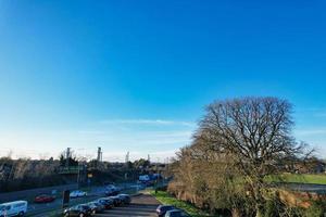 bela vista aérea da cidade de Luton, na Inglaterra, pouco antes do pôr do sol foto