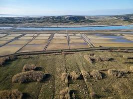 vista aérea com drone dos campos de sal em solana pag, o maior produtor de sal marinho da croácia, e suas operações são baseadas em uma tradição de mil anos de produção de sal marinho na ilha de pag. foto