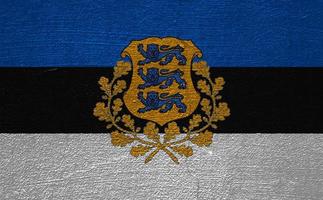 bandeira da estônia em um plano de fundo texturizado. colagem de conceito. foto