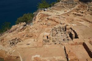 escavação arqueológica em frente à torre hidirlik na cidade velha de antalya, turkiye foto