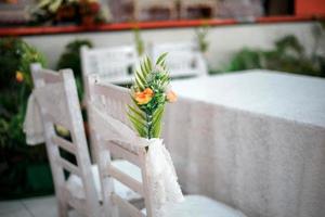 arranjo de decoração de mesa e cadeiras para uma cerimônia de casamento tradicional na indonésia foto