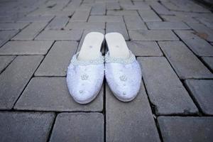 um par de sapatos de noivo para uma cerimônia de casamento tradicional na indonésia foto