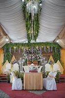 sala de arranjos de decoração para uma cerimônia de casamento tradicional na indonésia foto