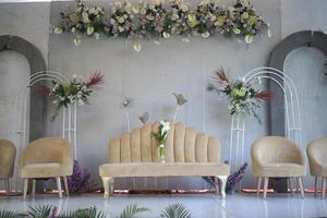 sala de arranjos de decoração para uma cerimônia de casamento tradicional na indonésia foto