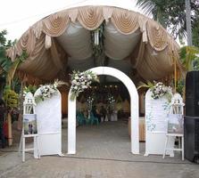 corredor de casamento em uma cerimônia de casamento tradicional na Indonésia foto