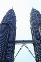 kuala lumpur-02-28-2016, imagem retrô vertical, céu claro acima do topo das torres gêmeas petronas. fevereiro em kuala lumpur, malásia. foto