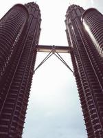 kuala lumpur-02-28-2016, imagem retrô vertical, céu claro acima do topo das torres gêmeas petronas. fevereiro em kuala lumpur, malásia. foto