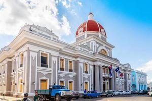 praça central com red dome palace, cienfuegos, cuba foto