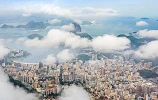 panorama do centro da cidade do rio com litoral e pão de açúcar coberto de nuvens, rio de janeiro, brasil foto