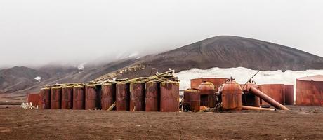 panorama de tanques de gordura enferrujado estação de caçadores de baleias norueguesa abandonada na ilha Deception, Antártica foto