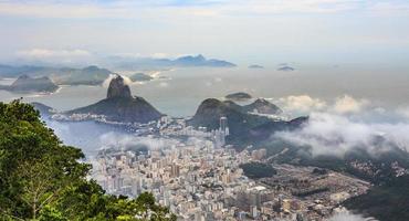 panorama do centro da cidade do rio com litoral e pão de açúcar, rio de janeiro, brasil foto