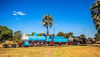 antigos trens de locomotivas retrô preservados parados na ferrovia em livingstone, zâmbia foto