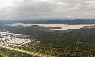 vista panorâmica aérea dos subúrbios da cidade de gaborone cercada por savana e lago ao fundo, gaborone, botswana, áfrica foto