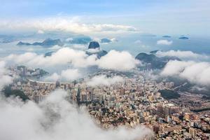 panorama do centro da cidade do rio com litoral e pão de açúcar coberto de nuvens, rio de janeiro, brasil foto