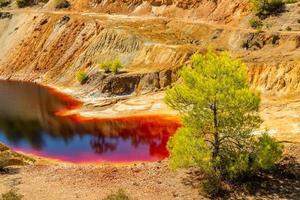 perigoso sangrento colorido com poluição de cobre sha mine lake, nicósia, chipre