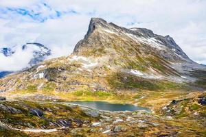 pico da montanha de neve ao redor do panorama do lago alnesvatnet, caminho dos trolles, trollstigen, município de rauma, mais og romsdal, condado, noruega foto