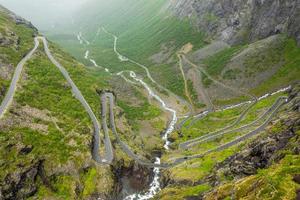 caminho dos trolles, a estrada curva através da montanha, trollstigen, município de rauma, more og romsdal, condado, noruega
