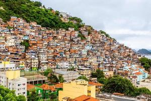 coloridas favelas brasileiras favelas no morro, rio de janeiro, brasil foto