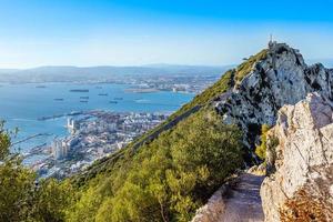 estrada íngreme no topo da rocha de gibraltar com o panorama da cidade e da baía foto