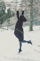 pulando de emoção da primeira fotografia cênica de queda de neve