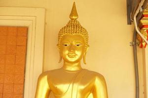 estátua de buda no templo da tailândia foto