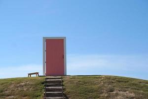 porta rosa no gramado verde foto