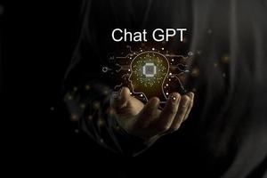 empresário segurando um ícone de chatbot de luz. bate-papo gpt ai ou inteligência artificial usando chatbot gerar foto