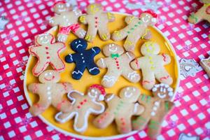 tristes biscoitos de gengibre coloridos prontos e queimados foto