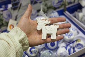 brinquedos coloridos de natal para peles em um supermercado foto