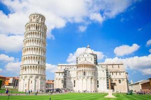 turistas visitando a torre inclinada de pisa, itália foto