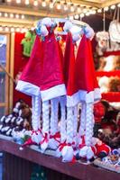 chapéus de natal na rua à venda foto