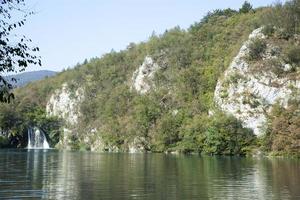 paisagem do parque nacional dos lagos plitvice com cachoeira foto