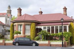 casa residencial de telhado vermelho da cidade de hobart foto