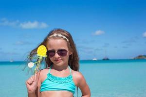 menina adorável na praia branca durante as férias de verão foto